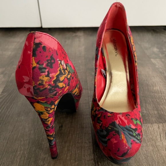 Xhilaration red floral platform heels 🌹 - Picture 6 of 9